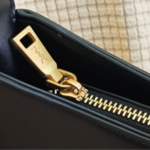 Yves Saint Laurent Elegant Black Shoulder Bag with Gold Logo - Picture 10 of 13